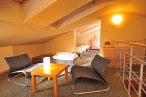 Pokój z 2 łóżkami, stołem i krzesłami w obiekcie Centrum Wypoczynkowo-Konferencyjne Solaris w Łazach