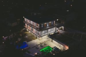 - une vue aérienne sur une maison la nuit dans l'établissement Vila Nikezić, à Sutomore