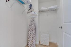 Habitación blanca con secador de pelo y corbata en Heaven On Baltimore at Harborfront, en Baltimore 16 fotos más