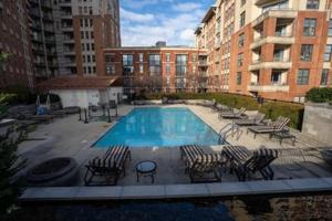 una piscina con sillas, mesas y edificios en Heaven On Baltimore at Harborfront, en Baltimore