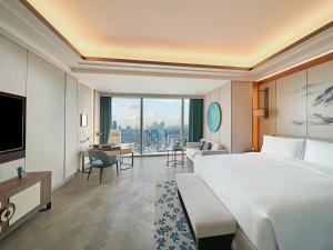 深圳鹏瑞莱佛士酒店，入住尊享免费迷你吧及欢乐时光房間的床