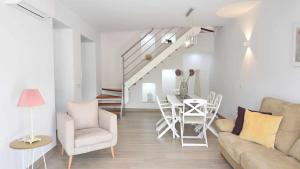 ein Wohnzimmer mit einem Sofa, Stühlen und einem Tisch in der Unterkunft Villa Garcia Jaime Casitas Select in Nerja