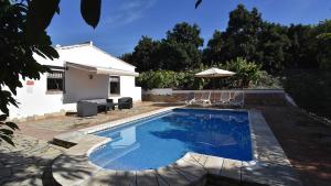 - une piscine dans l'arrière-cour d'une maison dans l'établissement Cortijo Lomasol, à Nerja