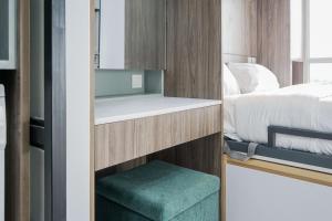 sypialnia z łóżkiem i lustrem w obiekcie Premium Relaxing Studio Casa de Parco Apartment By Travelio w mieście Samporo +9 zdjęć