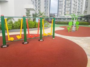 plac zabaw z kolorowym sprzętem na czerwonym dywanie w obiekcie Premium Relaxing Studio Casa de Parco Apartment By Travelio w mieście Samporo