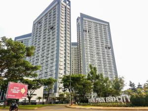 wysoki biały budynek z drzewami przed nim w obiekcie Premium Relaxing Studio Casa de Parco Apartment By Travelio w mieście Samporo