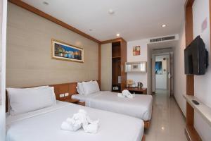 Кровать или кровати в номере The Patong Center Hotel
