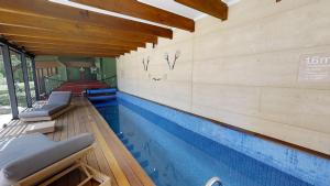 a swimming pool with chairs next to a swimming pool at Ballaratprimavera in Ballarat