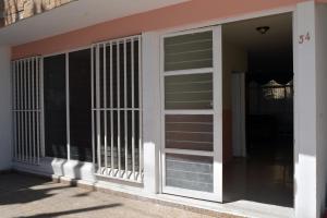 una puerta corredera de cristal en el lateral de una casa en LA CASA DE LOS RIVAS, AMPLIA, CÓMODA, BIEN UBICADA en Tepic
