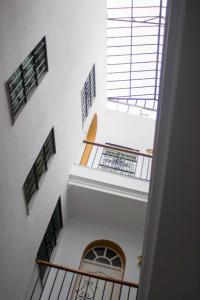 - une vue sur un escalier dans un bâtiment dans l'établissement One bedroom apartement with city view terrace and wifi at Sevilla, à Séville