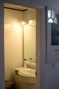 ein Bad mit einem Waschbecken und einem Spiegel in der Unterkunft One bedroom apartement with city view terrace and wifi at Sevilla in Sevilla