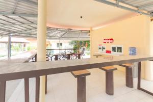 Restoran või mõni muu söögikoht majutusasutuses OYO 75359 Thaiburi Thara Resort