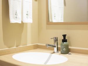 京都Onyado Nono Kyoto Shichijo Natural Hot Spring的浴室水槽和肥皂机
