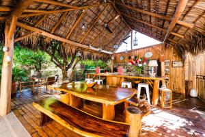 jadalnia z drewnianym stołem i krzesłami w obiekcie Villa Nautilus w mieście Tamarindo
