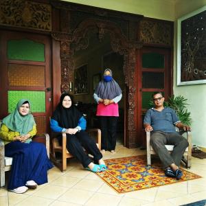 a group of people sitting in chairs in a room at Rumah Desa Homestay in Prambanan