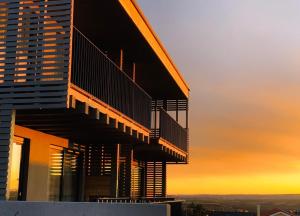 um edifício com um pôr-do-sol ao fundo em Apartments Vineyard19 em Retz