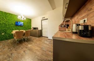 een keuken met een tafel en een keuken met groene muren bij Sofia Crown Life Apartment in Sofia