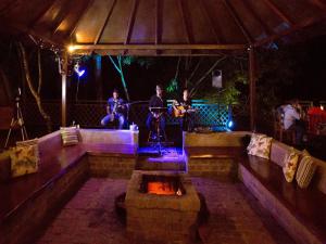 un groupe de personnes jouant de la musique dans une tente dans l'établissement Casa da Quineira Boutique Hotel, à Chapada dos Guimarães