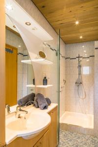 ein Bad mit einem Waschbecken und einer Dusche in der Unterkunft Weidinghof in Sankt Veit im Pongau