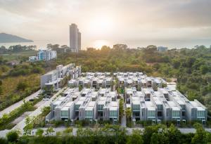 una vista aérea de un edificio con una ciudad en el fondo en Cross Pattaya Oceanphere - formerly X2 Pattaya Oceanphere en Bang Sare