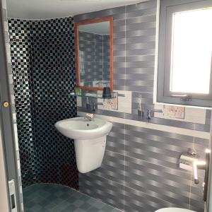 ein Badezimmer mit Waschbecken und Spiegel in der Unterkunft Bờ Sông Hotel in Ho-Chi-Minh-Stadt + 134 Fotos