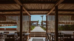 Бассейн в Cumeja Beach Club & Hotel или поблизости