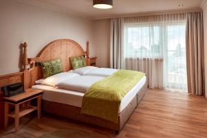 Llit o llits en una habitació de HOTEL SONNBLICK Kaprun, Salzburg - including Summer Card