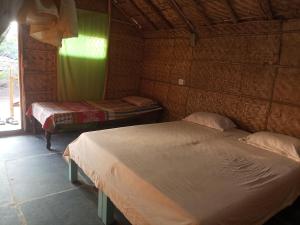 Postel nebo postele na pokoji v ubytování Hampi nature Cottage + 54 fotografií