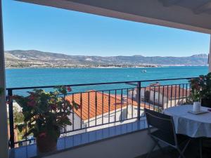 einen Balkon mit Meerblick in der Unterkunft Blue View Apartments in Trogir