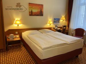 Postel nebo postele na pokoji v ubytování Hotel Schöneberg
