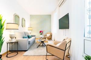 sala de estar con sofá y TV en Genteel Home Lope de Rueda, en Sevilla