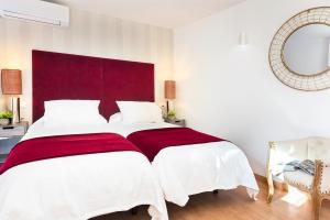 1 dormitorio con 1 cama grande y cabecero rojo en Genteel Home Lope de Rueda, en Sevilla