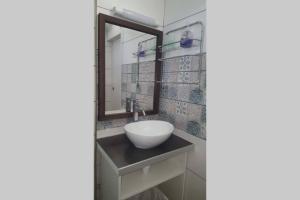 a bathroom with a sink and a mirror at Duplex 1 station tramway aéroport Paris-Orly in Athis-Mons