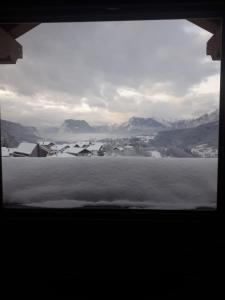 聖洛倫索巴納勒的住宿－聖洛林佐酒店，从雪地的窗户上可欣赏到风景