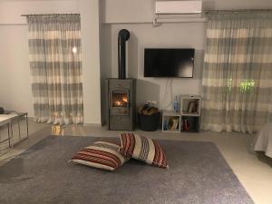 Televisor o centre d'entreteniment de Cosy studio 2 minutes walking from the beach