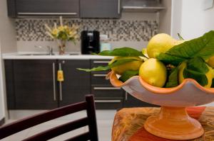 un plato de fruta en una mesa de la cocina en B&B Galatea, en Maiori