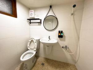 حمام في Small Island Homestay