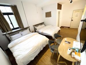 سرير أو أسرّة في غرفة في Small Island Homestay