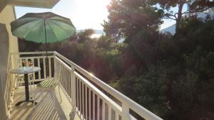 Ein Balkon oder eine Terrasse in der Unterkunft Beachfront Apartments Vala with a swimming pool