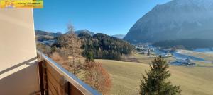 balcone con vista sulla valle e sulle montagne. di Apartment Grimmingsuite by FiS - Fun in Styria a Tauplitz