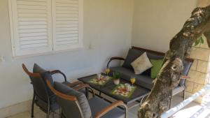 Ein Sitzbereich in der Unterkunft Beachfront Apartments Vala with a swimming pool