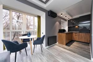 キーウにあるLuxrent Apartments on Lesi Ukrainki - Kievのキッチン、ダイニングルーム(テーブル、椅子付)