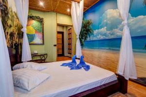 1 dormitorio con 1 cama y una pintura de la playa en Bansay, en Dnipro