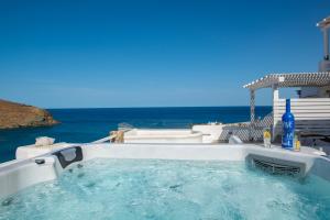 Πισίνα στο ή κοντά στο Villa Merhia Seaview Oasis with Pool & Hot Tub