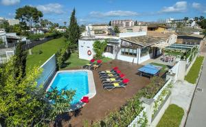 - une vue aérienne sur une maison avec une piscine dans l'établissement Villa Luna, à Alcúdia