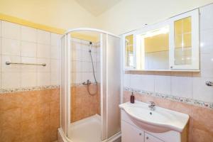 Salle de bains dans l'établissement Apartmani Perinić