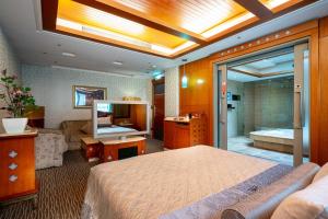 In-stone Motel 객실 침대