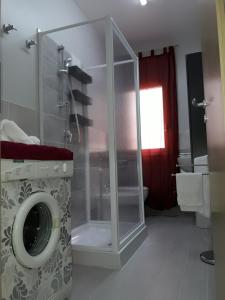 a bathroom with a washing machine in a room at Appartamento "Le Vele" in Castellammare del Golfo