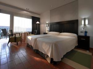 Cama ou camas em um quarto em Parador de Málaga Golf