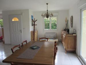 comedor con mesa de madera y sillas en Gite De La Suche en Lamastre